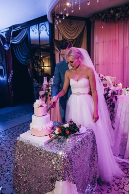 Yeni evliler düğün pastanı kesme.