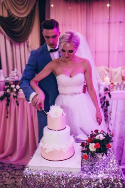 Yeni evliler düğün pastanı kesme.