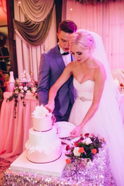 Yeni evliler düğün pastanı kesme.