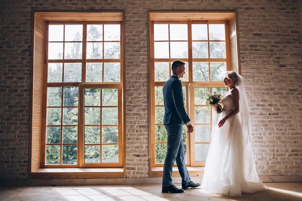 Gratulieren Sich Braut Und Bräutigam Treffen Mit Frischvermählten — Stockfoto