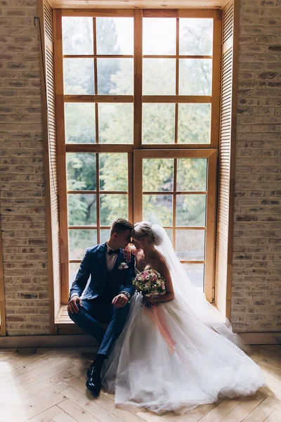 Gratulieren Sich Braut Und Bräutigam Treffen Mit Frischvermählten — Stockfoto