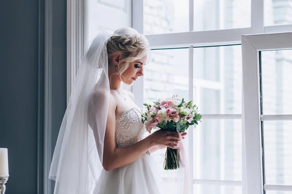 Eine Braut Weißen Kleid Hält Einen Wunderschönen Brautstrauß Der Hand — Stockfoto