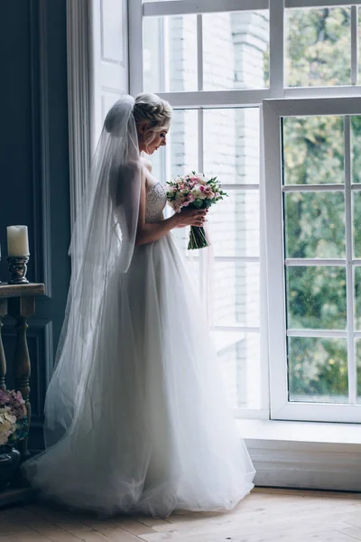 Una Sposa Abito Bianco Sta Tenendo Bellissimo Bouquet Sposa — Foto Stock