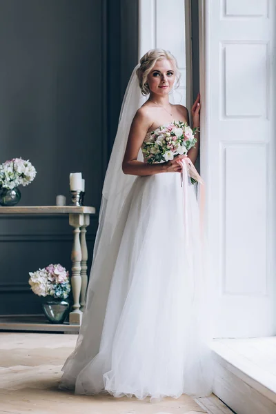 Una Sposa Abito Bianco Sta Tenendo Bellissimo Bouquet Sposa — Foto Stock