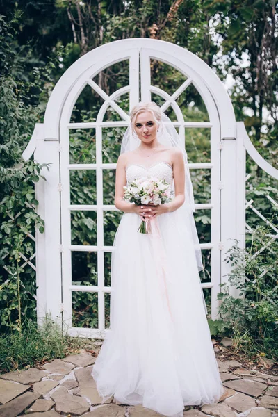 Una Sposa Abito Bianco Sta Tenendo Bellissimo Bouquet Sposa — Foto Stock