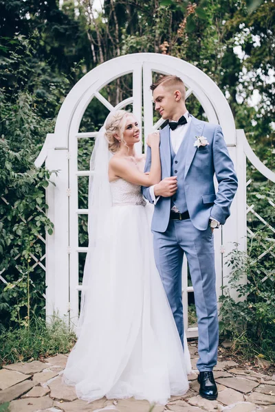 Yeni evliler doğada yürüyüş.