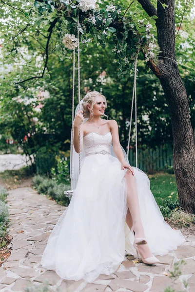 Sposa Abito Bianco Altalena — Foto Stock