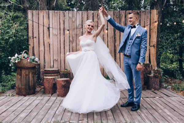 Yeni evliler dans ve açık havada iyi eğlenceler.