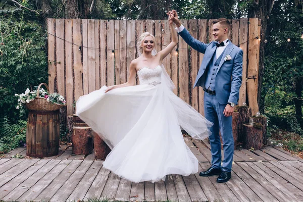 Recém Casados Dançam Divertem Livre — Fotografia de Stock