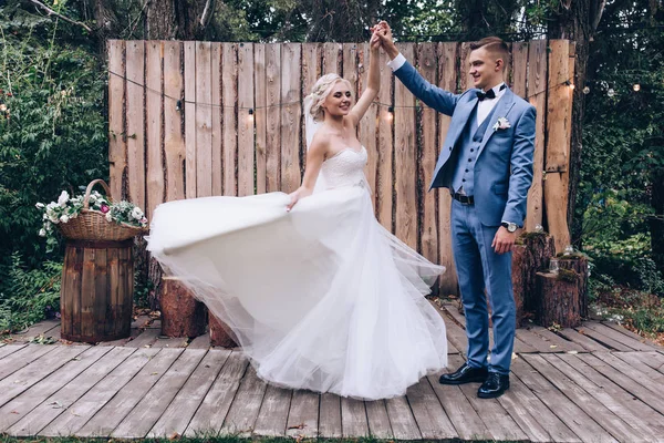 Recém Casados Dançam Divertem Livre — Fotografia de Stock