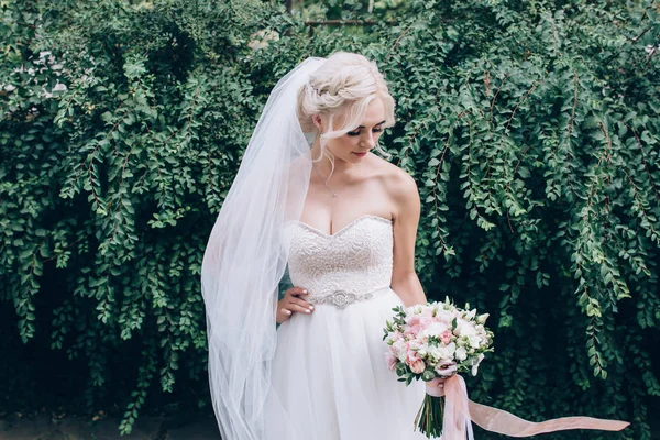 Una Sposa Abito Bianco Sta Tenendo Bellissimo Bouquet Sposa — Foto Stock