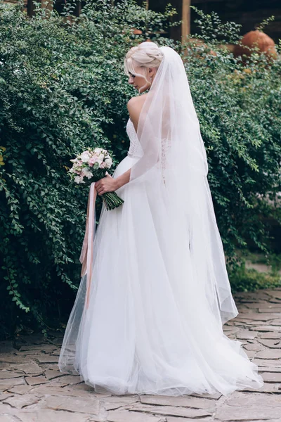 Una Sposa Abito Bianco Sta Tenendo Bellissimo Bouquet Sposa — Foto Stock