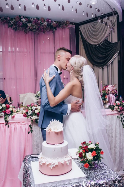 Das Brautpaar Schneidet Die Hochzeitstorte — Stockfoto