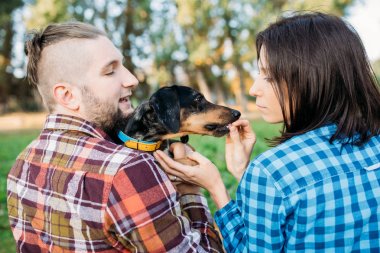 Bir adam ve bir köpek ile bir kız ormanda gölün kıyısında yürümek.