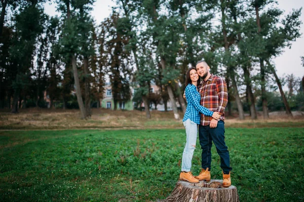 Promenez Homme Une Fille Histoire Amour Dans Forêt Les Jeunes — Photo