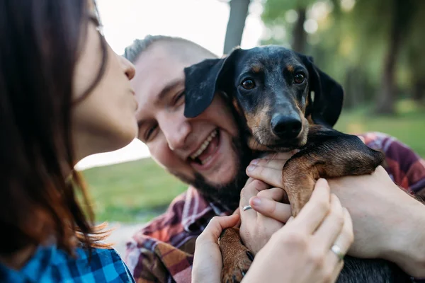 湖森の中歩く男と犬と少女 — ストック写真