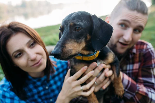 Promenez Gars Une Fille Avec Chien Dans Forêt Bord Lac — Photo