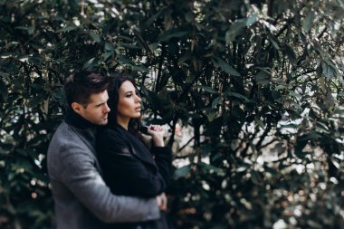 Moda nişan çekim, fotoğraf oturumu için güzel çift, yürüyüş birkaç içinde aşk şehir ve park çevresinde.