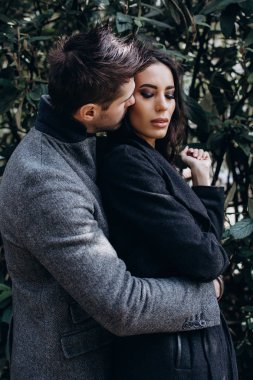 Moda nişan çekim, fotoğraf oturumu için güzel çift, yürüyüş birkaç içinde aşk şehir ve park çevresinde.