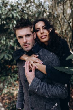 Moda nişan çekim, fotoğraf oturumu için güzel çift, yürüyüş birkaç içinde aşk şehir ve park çevresinde.