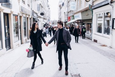 Moda nişan çekim, fotoğraf oturumu için güzel çift, yürüyüş birkaç içinde aşk şehir ve park çevresinde.