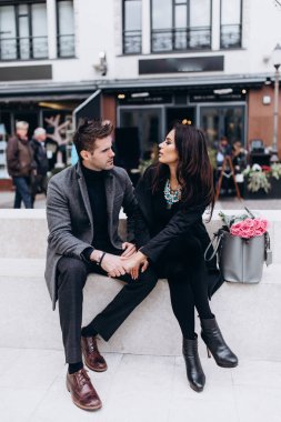 Moda nişan çekim, fotoğraf oturumu için güzel çift, yürüyüş birkaç içinde aşk şehir ve park çevresinde.