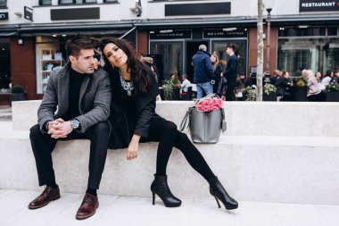 Moda nişan çekim, fotoğraf oturumu için güzel çift, yürüyüş birkaç içinde aşk şehir ve park çevresinde.