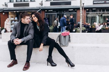 Moda nişan çekim, fotoğraf oturumu için güzel çift, yürüyüş birkaç içinde aşk şehir ve park çevresinde.