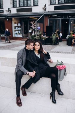 Moda nişan çekim, fotoğraf oturumu için güzel çift, yürüyüş birkaç içinde aşk şehir ve park çevresinde.