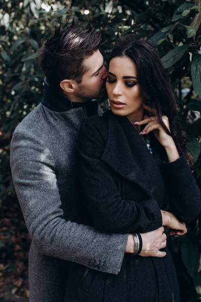 Moda nişan çekim, fotoğraf oturumu için güzel çift, yürüyüş birkaç içinde aşk şehir ve park çevresinde.