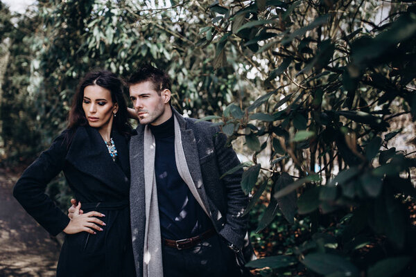 Модная съемка помолвки, фотосессия для красивой пары, прогулка влюбленной пары по городу и парку
.