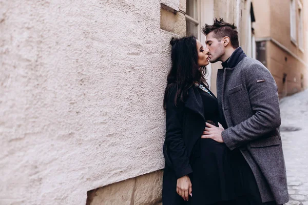 Sesión Fotos Para Una Hermosa Pareja Paseo Una Pareja Enamorada — Foto de Stock