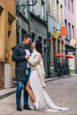 Moda nişan çekim, fotoğraf oturumu için güzel çift, yürüyüş birkaç içinde aşk şehir ve park çevresinde.