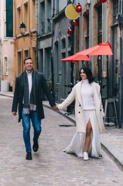 Moda nişan çekim, fotoğraf oturumu için güzel çift, yürüyüş birkaç içinde aşk şehir ve park çevresinde.