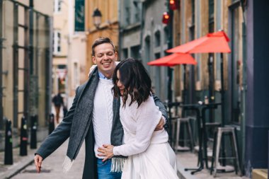 Moda nişan çekim, fotoğraf oturumu için güzel çift, yürüyüş birkaç içinde aşk şehir ve park çevresinde.