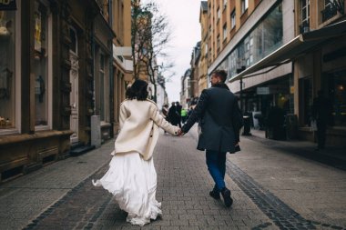 Moda nişan çekim, fotoğraf oturumu için güzel çift, yürüyüş birkaç içinde aşk şehir ve park çevresinde.