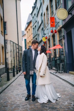 Moda nişan çekim, fotoğraf oturumu için güzel çift, yürüyüş birkaç içinde aşk şehir ve park çevresinde.