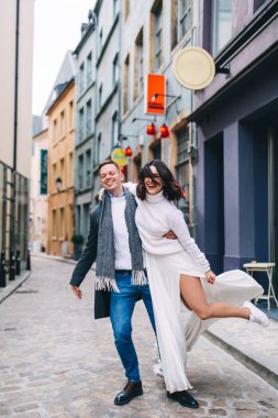 Moda nişan çekim, fotoğraf oturumu için güzel çift, yürüyüş birkaç içinde aşk şehir ve park çevresinde.