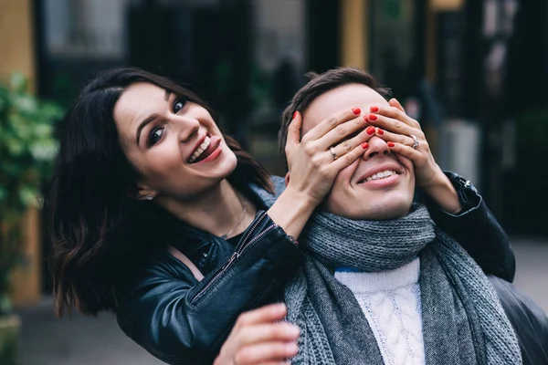 Sesión Fotos Para Una Hermosa Pareja Paseo Una Pareja Enamorada — Foto de Stock