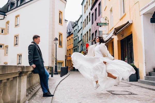 Fotografowania Zaangażowania Moda Sesja Zdjęciowa Dla Para Piękny Spacerem Para — Zdjęcie stockowe