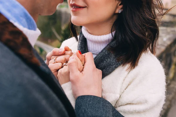 Sesión Fotos Para Una Hermosa Pareja Paseo Una Pareja Enamorada —  Fotos de Stock