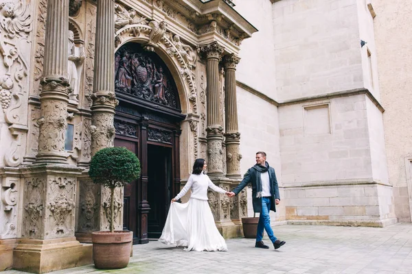 Módní Angažmá Natáčení Focení Pro Nádherný Pár Chůze Pár Lásce — Stock fotografie