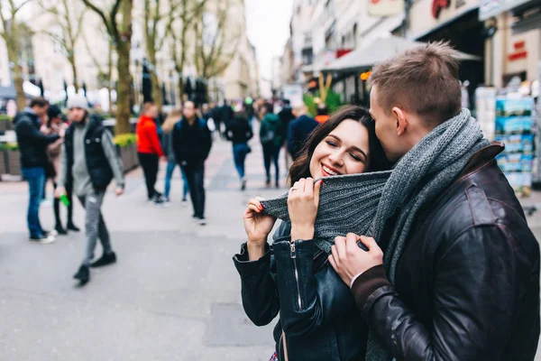 Sesión Fotos Para Una Hermosa Pareja Paseo Una Pareja Enamorada — Foto de Stock