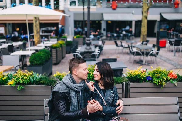 Sesión Fotos Para Una Hermosa Pareja Paseo Una Pareja Enamorada —  Fotos de Stock