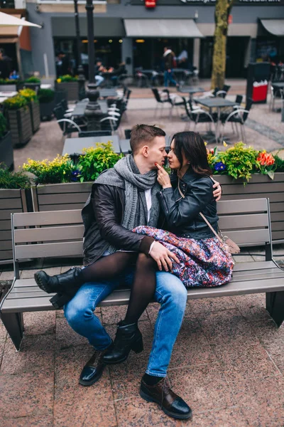 Sesión Fotos Para Una Hermosa Pareja Paseo Una Pareja Enamorada —  Fotos de Stock