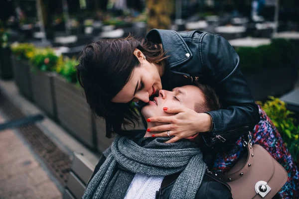 Mode Engagement Schieten Fotosessie Voor Mooie Paar Wandeling Van Een — Stockfoto