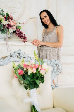 Sabah gelin. Gelin yaklaşan düğün için hazırlanıyor.