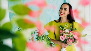 Sabah gelin. Gelin yaklaşan düğün için hazırlanıyor.