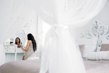 Sabah gelin. Gelin yaklaşan düğün için hazırlanıyor.