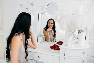 Sabah gelin. Gelin yaklaşan düğün için hazırlanıyor.